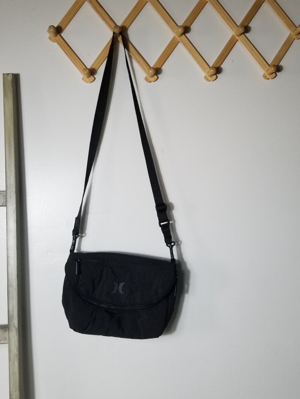 HURLEY WOMEN'S BLACK CROSSBODY PURSE